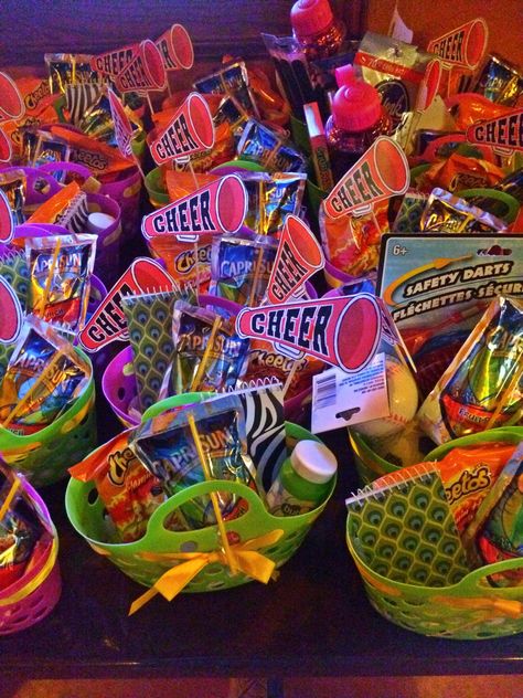 Cute Cheerleader Gifts!! Perfect for competition :) Diy Cheer Team Gifts Cute Ideas, Healthy Cheer Snacks, Ideas For Cheerleader Gifts, Cheerleader Spirit Gifts, Cheer Gifts For Competition, Homecoming Gifts For Cheerleaders, Cheer Party Ideas, Cheerleader Gifts For Team, Cheerleading Gifts For Team