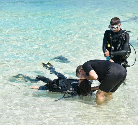 🌊Stress is a major cause of diving accidents and negatively impacts rescue situations. ✨This program, equivalent to PADI’s Rescue Diver course, teaches you the skills required to recognize and deal with stress, prevent accidents, and properly deal with emergency situations encountered by divers. Rescue Diver, Deep Diving, Military Heroes, Diver, Diving