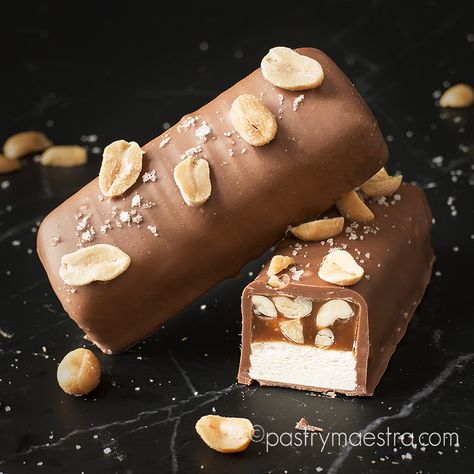 Peanut Bars, Nougat Recipe, Peanut Bar, Homemade Chocolates, Chocolate Bar Recipe, Biscuits Diététiques, Chocolate Recipes Homemade, Caramel Bars, Chocolate Making