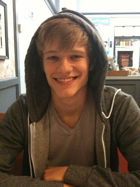 Lucas Till Skandar Keynes, Angus Macgyver, Chili Bar, Lucas Till Macgyver, Macgyver 2016, Isabel Lucas, Sam Riley, Lucas Till, Jason Grace