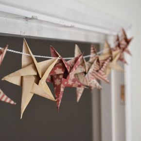 DIY Star Garland Christmas crafts - Girl about townhouse. Love this rustic look! Diy Star Garland, Star Garland Christmas, Diy Star, Origami Star, Homemade Christmas Decorations, Garland Christmas, Star Garland, Origami Stars, Diy Origami