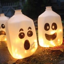 milk carton halloween lanterns.  love this!  easy way to decorate outside for Halloween!! Milk Jug Ghosts, Dekorasi Halloween, Hallowen Ideas, Fun Halloween Decor, Theme Halloween, Fall Holidays, Fete Halloween, Diy Halloween, Fall Fun