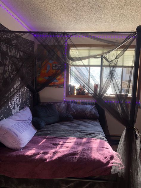 Grunge Room Canopy Bed, Canopy Bed Y2k, Purple Canopy Bed, Black Bed Canopy, Bed Y2k, Purple Canopy, Alt Room, Chambre Inspo, Chill Room