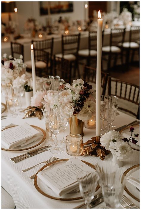 Unique Wedding Alter Ideas, Vintage Romance Wedding Theme, Vintage Wedding Color Palette, Dinner Party Vibes, Aesthetic Dinner Party, Wedding Dinner Table Setting, Wedding Interior, Intimate Dinner Party, Vintage Wedding Reception