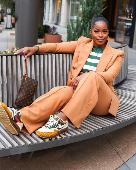 Sneakers And Business Casual, Women In Suits And Sneakers, Styling Suits Women, Suits And Sneakers Black Women, Womens Suit With Sneakers, Cool Work Shoes, Fall Outfit Ideas For Work, Sneaker Fits Women, Women Suits With Sneakers