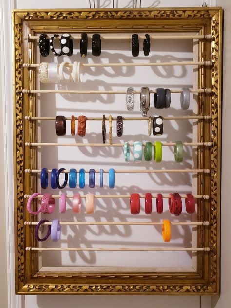 Hanging Bracelet Organizer, Zox Bracelet Display, Bracelet Hanger Diy, Bangle Display Ideas, Saree Hangers In Wardrobe, Bangles Storage Ideas In Wardrobe, Bangle Organizer Ideas, Diy Bracelet Holder Display, Bracelet Holder Ideas