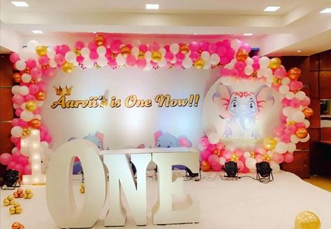 First Birthday Stage Decorations, Stage Decoration Photos, Floral Backdrop Wedding, Design Balloon, Birthday Theme Decoration, Simple Stage Decorations, 1 Year Birthday, Simple Birthday Decorations, Balloons Decorations