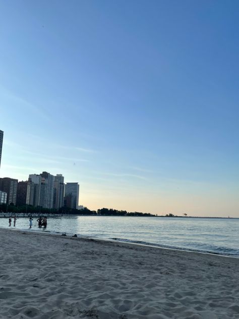 Chicago beach sunset over beache Group Hangout, Beach Chicago, Chicago Beach, Big Group, Pretty Pins, Fall Time, Beach Sunset, Summer Vibes, Chicago