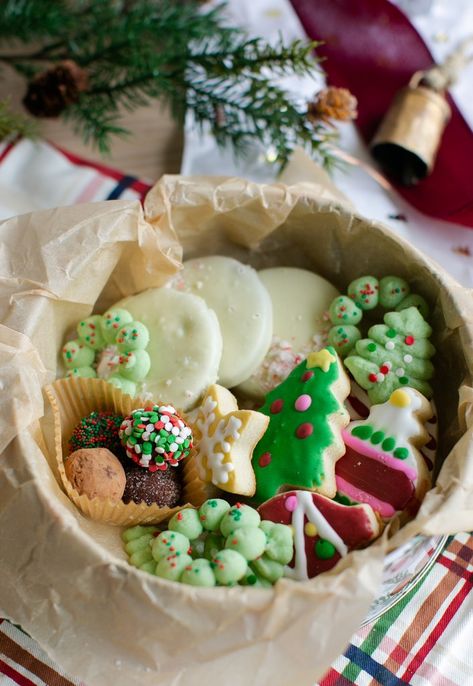 Christmas Cookie Tins Diy, Christmas Tin Treats Gift Ideas, Christmas Cookie Gifts Packaging Ideas, Christmas Cookies Tin Gift Ideas, Cookie Tin Gift Ideas, How To Pack Christmas Cookies, Christmas Tin Cookies, How To Package Christmas Cookies, Christmas Tray Cake