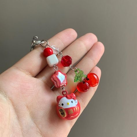 Cute Keychain Ideas With Beads, Clay Trinkets Ideas, Red Keychain Aesthetic, Cherry Hello Kitty, Hello Kitty Clay, Bag Charms Diy, Sanrio Charms, Keychain Hello Kitty, Cherry Keychain