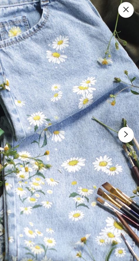 Fabric Painting On Jeans Pants, Painting Pants Ideas, Daisy Pants, Custom Jeans Diy, Hangout Ideas, Fabric Paint Diy, Painted Clothes Diy, Denim Crafts Diy, Haine Diy