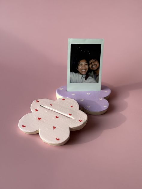 This super cute Polaroid Stand, meticulously crafted from air dry clay, adorned with acrylic paint and finished with a gloss varnish and sand texture. Serves as an ideal holder for your polaroid pictures.It's important to mention that each piece is handmade, ensuring a unique touch from shaping to painting. While the received product may vary slightly from the photo, we strive to maintain its beauty. Light imperfections, like cracks and color variations, are characteristic of air dry clay, addin Small Airdry Clay Crafts, Cute Stuff To Make With Air Dry Clay, Clay Stand Holder, Air Dry Clay Pallet, Cute Dry Clay Ideas, Clay Projects Air Dry, Air Dry Clay Camera, Air Dry Clay Photo Stand, Coaster Air Dry Clay