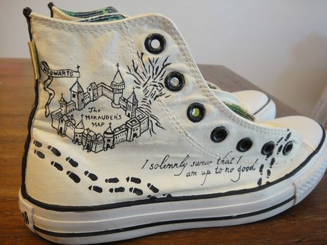 Hand painted Harry Potter Converse, Maurauder's Map side. Inspired by a pair on fashiongeek. Harry Potter Boots Shoes, Harry Potter Converse, Harry Potter Shoes, Converse Embroidery, Cute Converse Shoes, Converse Design, Stile Harry Potter, Painted Converse, Embroidered Converse