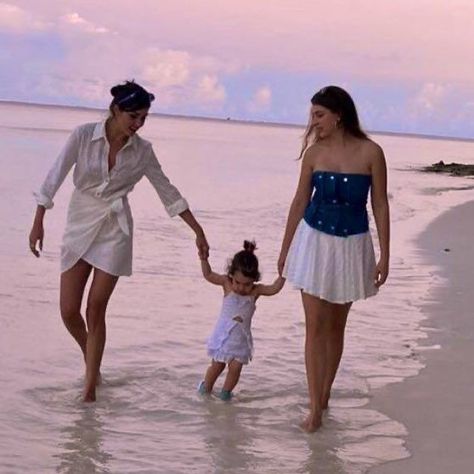 Lesbian Family Photos, Couple With Baby, Want A Girlfriend, Woman Loving Woman, Dream Family, Girlfriend Goals, Future Mom, Future Wife, Love Is Love