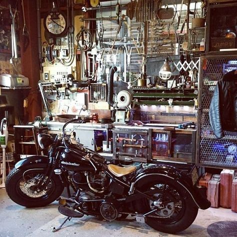 Classic Cars Aesthetic, Cars Aesthetic Wallpaper, Motocykle Harley Davidson, Estilo Cafe Racer, Bike Lift, Motorcycle Workshop, Cool Garages, Garage Bike, Cars Aesthetic