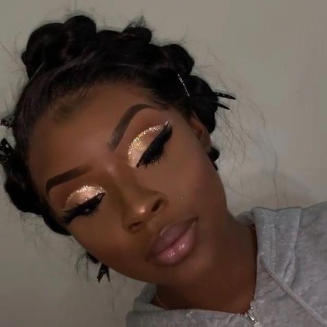 pinterest : @kjvougee ‘ 🦄 follow for more poppin’ pins! 🍭 #makeup 💧 Simple Prom Makeup, Maquillage Yeux Cut Crease, Birthday Makeup Looks, Gold Makeup Looks, Glitter Makeup Looks, Makeup Black Women, Prom Makeup Looks, Makeup For Black Skin, Brown Skin Makeup