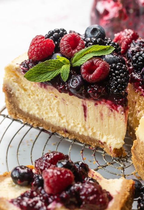 Cheesecake With Berries, Italian Ricotta Cheesecake, Dessert Gourmet, Ricotta Cheesecake, Baker By Nature, Coconut Cheesecake, Berry Sauce, Easy Cheesecake Recipes, Easy Cheesecake