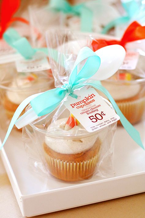 Plastic Cup Bake Sale Cupcakes...Over 20 of the BEST Cupcake Ideas for Parties & Bake Sales from KitchenFunWithMy3Sons.com Deco Cupcake, Bake Sale Packaging, Cupcake Packaging, Torte Cupcake, Brownie Desserts, Ge Bort, Bachelorette Party Games, Cupcake Cake, Bake Sale