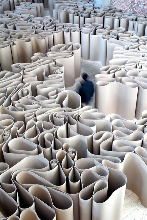 maze of 2100 meters of cardboard created by Michelangelo Pistolleto - draw as if from above More Paper Installation, Interactive Art, Corrugated Cardboard, Sculpture Installation, Paper Sculpture, Land Art, Public Art, Art Plastique, Labyrinth