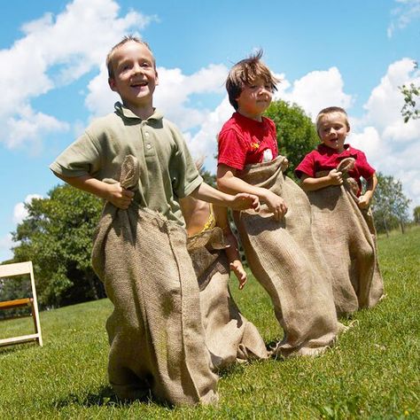 Potato sack race Pioneer Day Activities, Diy Outdoor Party, Fall Festival Games, 4th Of July Games, Sack Race, Outdoor Party Games, Potato Sack, Festival Games, Reunion Games