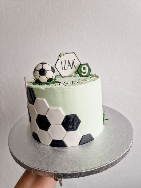 Cake Design For 8 Year Boy, Soccer Fondant Cake, Birthday Cake With Balls, Soccer Smash Cake, Soccer Cake Easy, Simple Soccer Cake, Football Birthday Cake For Men, Soccer Cake Ideas For Men, Football Birthday Cake Boys