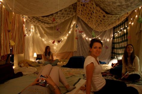 i love living room sleepovers and inside forts. Ultimate Blanket Fort, Floor Fort Ideas, Indoor House Party Setup, Blanket Fort Ideas Indoor, Adult Forts Indoor, Adult Blanket Fort, Adult Slumber Party Decorations, Sleepover Decor, Christmas Fort