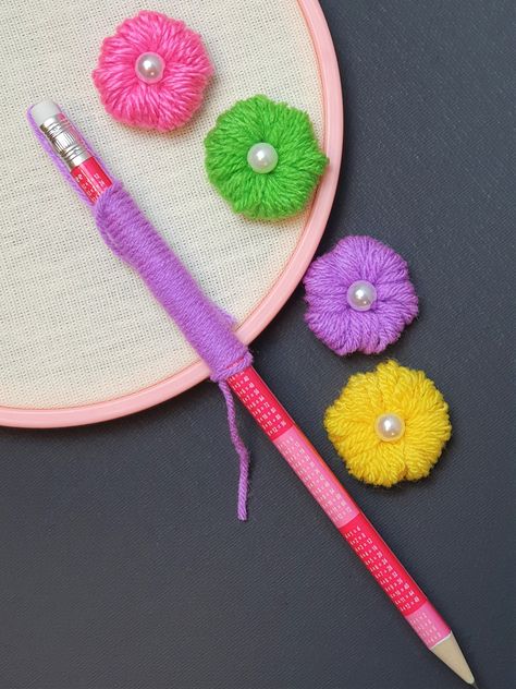 Wool Flowers How To Make, Flower Hacks, Woolen Flower Making, Flower Making Tutorial, Flower Craft Ideas, Crochet Top Free Pattern, Loom Flowers, Summer Top Crochet, Wool Flowers