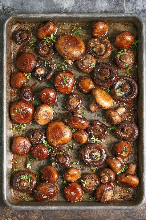 Sheet pan garlic butter mushrooms - easy to make and delicious. Mushroom Side Dishes, Garlic Butter Mushrooms, Autumn Side Dishes, Garlic Mushrooms, Roasted Mushrooms, Best Side Dishes, Veggie Side Dishes, Steak Dinner, Idee Pasto Sano