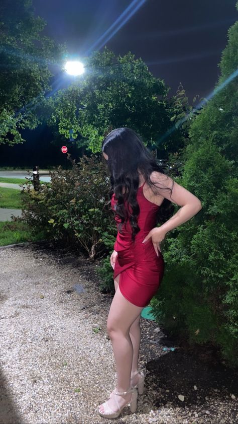 Bucifresa poses. Red dress. Dark long hair. Instagram poses post Dark Long Hair, Dark Red Dresses, Hair Instagram, Long Brown Hair, Instagram Pose, Dark Wear, Girls Wear, Dark Red, Red Dress