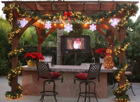 Christmas pergola Pergola Decorations, Outdoor Christmas Diy, Christmas Garden Decorations, Retractable Roof, Pergola Lighting, Backyard Gazebo, Outdoor Tv, Christmas Garden, Diy Pergola