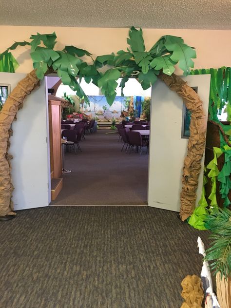 Shipwrecked VBS. Main entry. Tropisk Fest, Jungle Theme Classroom, Jungle Decorations, Vbs Themes, Fiesta Tropical, Fake Trees, Vbs Crafts, Jungle Party, Islands Of Adventure