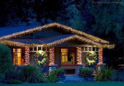 Christmas Decorating Ideas Based on Your Home Design Style Bungalow Christmas, Craftsman House Exterior, Exterior House Lights, Exterior Christmas Lights, Farmhouse Style Exterior, Christmas Lights Outside, Christmas House Lights, Lights Ideas, Bungalow Exterior