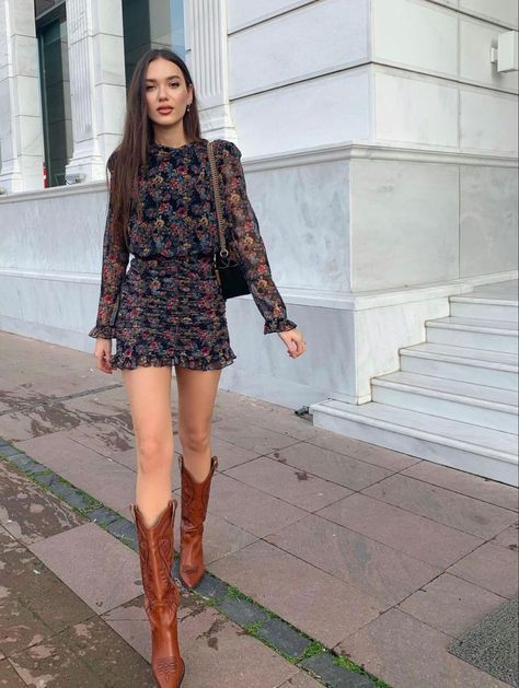 Rodeo Outfits For Women, Country Concert Outfit Ideas, Country Concert Outfits, Cowboy Boot Outfits, Boho Winter Outfits, Outfit Botas, Elegance Dress, Look Boho Chic, Style Parisienne