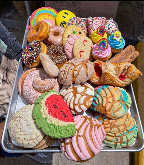 Mexican Culture Aesthetic Food, Mexican Bakery Aesthetic, Aesthetic Mexican Food, Mexican Food Art, Mexican Snack Foods, Mexican Bakery, Mexican Pastries, Mexican Sweet Breads, Pastel Cupcakes