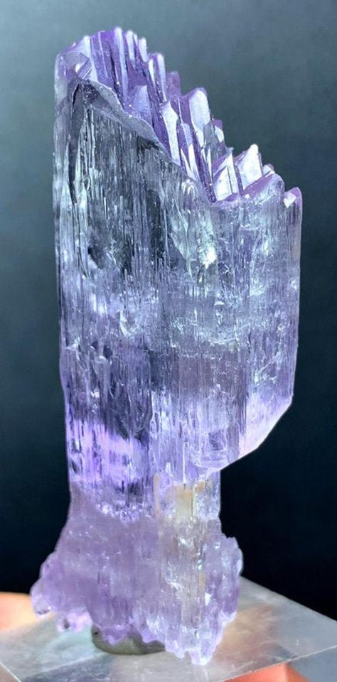 Mineral Formations, Crystal Mountain, Kunzite Crystal, Minerals Crystals Rocks, Pink Kunzite, Magic Stones, Gemstone Meanings, Pretty Rocks, Beautiful Rocks