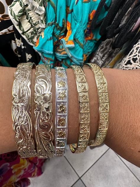 This listing is for ONE single bangle bracelet (not a set of 3) please choose your size in options at checkout. Single Bangle, Hawaiian Fashion, Dope Jewelry Accessories, Hawaiian Quilt, Body Jewelry Piercing, Jewelry Accessories Ideas, Dope Jewelry, Quilt Design, Bangles Style