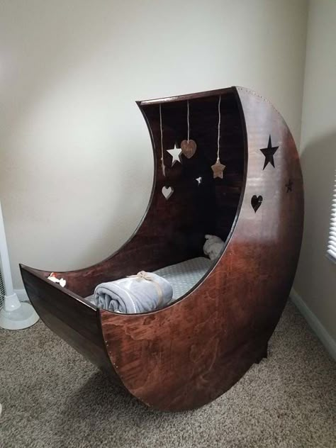 Dark Wood Moon Shaped Crib #moon #crib #baby #cot #decorhomeideas Baby Nursery Diy, Baby Room Inspiration, Baby Cradle, Nursery Room Inspiration, Baby Cot, Baby Bassinet, Nursery Baby Room, In The Corner, Baby Diy