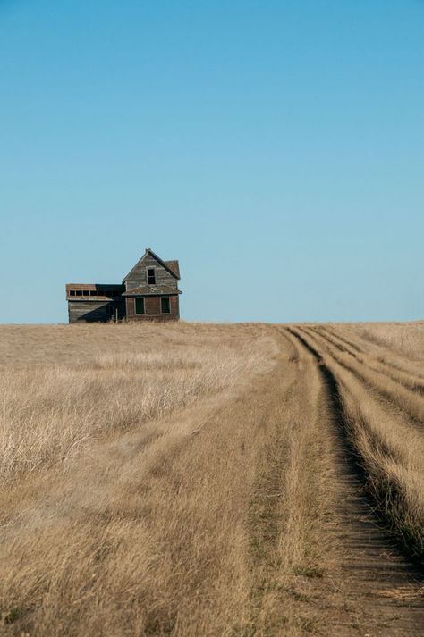 Old House Aesthetic, Abandoned Landscape, North Pakistan, Abandoned Farm, Photos Black And White, Trailer Park Boys, Landscape Photography Tips, Abandoned House, Wheat Field