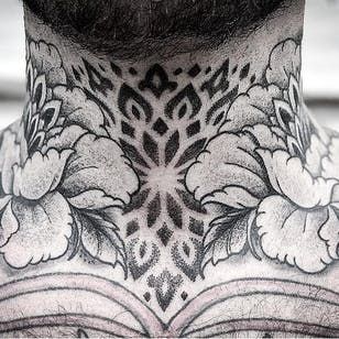 Neck And Throat Tattoos Men, Geometric Throat Tattoo, Mandala Tattoo Neck, Neck Tattoo Cover Up, Mandala Chest Tattoo, Chest Neck Tattoo, Flower Neck Tattoo, Hals Tattoo Mann, Dotwork Tattoo Mandala