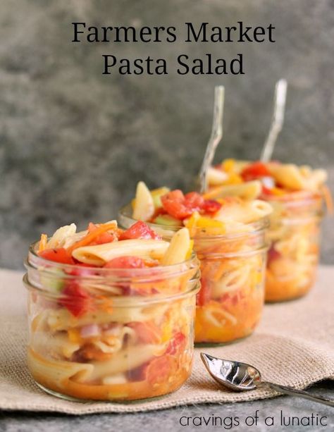 Farmers Market Pasta Salad. This is a simple pasta salad you can whip up in a snap. It uses fresh seasonal produce that you can pick up at your local farmers market. Swap out the produce as the seasons change for variety! #summer #pastasalad Tailgate Food Cold, Easy Tailgate Food, Football Tailgate Food, Mason Jar Lunch, Tailgating Ideas, Dessert In A Jar, Mason Jar Salad, Mason Jar Meals, Tailgating Recipes