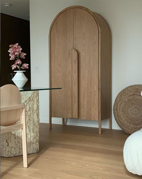 Unique Wardrobe Furniture, Free Standing Cupboard, Round Wardrobe Design, Curved Armoire, Armoire Modern, Nanny Room, Round Closet, Armoire Ikea, Large Lounge