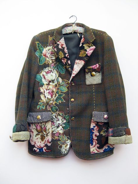 Contemporary Craft Tour 2010 | Jacket by Mandy Pattullo for … | Flickr Mandy Pattullo, Tas Gucci, Upcycled Jackets, Cl Fashion, Mode Mantel, Haine Diy, Diy Vetement, Stil Boho, Altered Couture