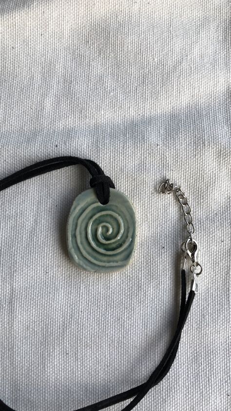 Clay Necklace Pendant Aesthetic, Air Dry Clay Necklace, Spiral Necklace, Clay Diy Projects, Pottery Crafts, Ceramics Pottery Art, Dope Jewelry, Clay Necklace, Art Clay