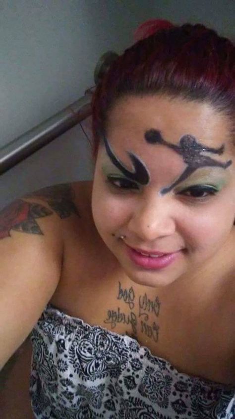 Bad Makeup Fails, No Way Girl, Dumbest Tattoos, Funny Women Jokes, Bad Eyebrows, Face Tattoos For Women, Concert Makeup, Bad Makeup, Makeup Fails