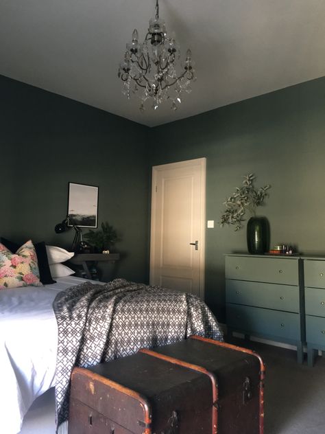 Farrow & Ball Green Smoke bedroom Farrow Ball Green, Farrow And Ball Bedroom, Olive Green Bedrooms, Dark Decor, Bedroom Wall Colors, Master Room, Green Bedroom, Farrow And Ball, Green Walls