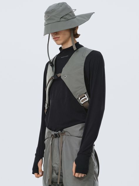 INFOS A functional vest / shoulder bag that can change combinations to achieve various matching methods, and switch various modes in response to practical situations.The underside of the chest strap is a geometric concealed zipper pocket, which can be used to store mobile phones and other small items. The elastic webbing below is connected by a G buckle and the backpack on the back to adjust the elasticity at the same time. The webbing and the strap can be completely disassembled and separated b Utility Extension, Cargo Backpack, Cargo Bag, Fashion Designer Studio, Mk 1, Safety Clothing, Cyberpunk Aesthetic, Chest Strap, Tech Pack