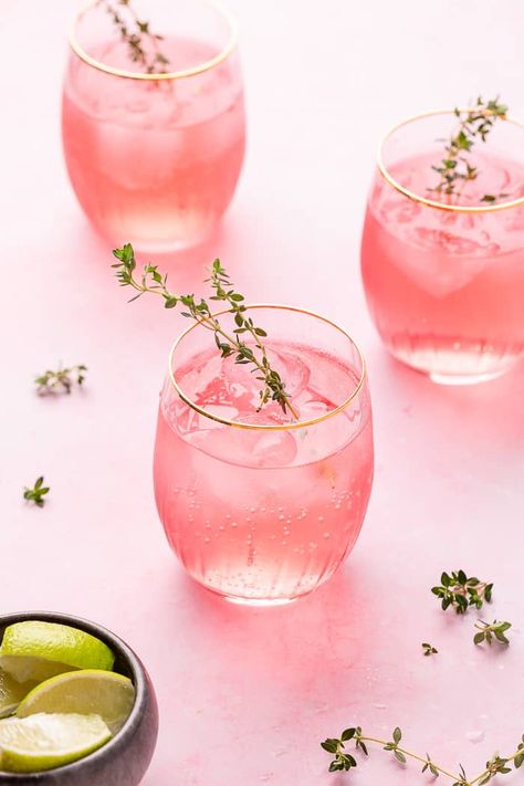 A simple, refreshing, and pretty Pink Lemonade Cocktail. Made with cranberry juice, Malibu, and some fizz to give you a go-to cocktail. Barbie Themed Cocktails, Colors That Go With Pink, Pink Lemonade Cocktail, Pink Mocktail, Girly Cocktails, Cute Cocktails, Pretty In Pink Party, Barbie Cocktail, Pink Brunch