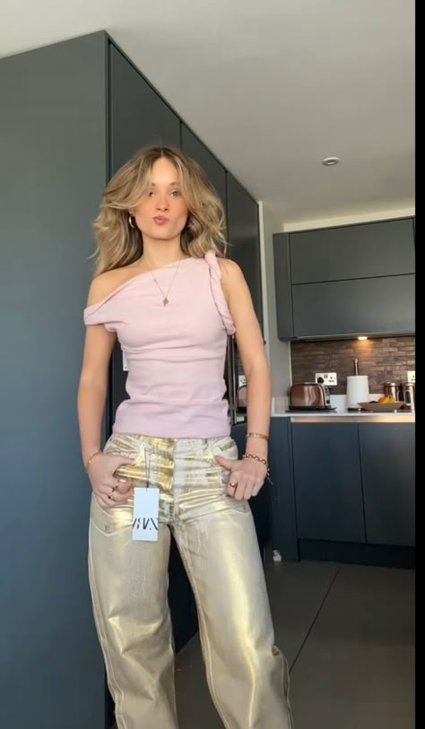 Gold Pants Outfit, Malin Tomkins, Gold Jeans, Future Clothes, What To Wear Today, Ootd Summer, Silver Jeans, Best Outfits, Casual Style Outfits