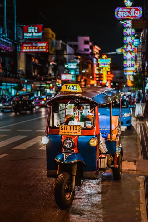 A city full of contrasts, Bangkok is loud, vibrant, and hungry for attention. There are towering skyscrapers and ancient temples; luxury shopping malls and local markets; glamorous sky bars and wild backpacker parties. Here’s a perfect 3-day itinerary for Bangkok to see most of the city! #bangkok #asia #southeastasia #thailand | 3 days in Bangkok | what to do in Bangkok | Thailand Travel | 72 hours in Bangkok Bangkok Itinerary, Thailand Vacation, Ao Nang, Bangkok Travel, Koh Tao, Urban Sketchers, I Want To Travel, Night Market, Krabi