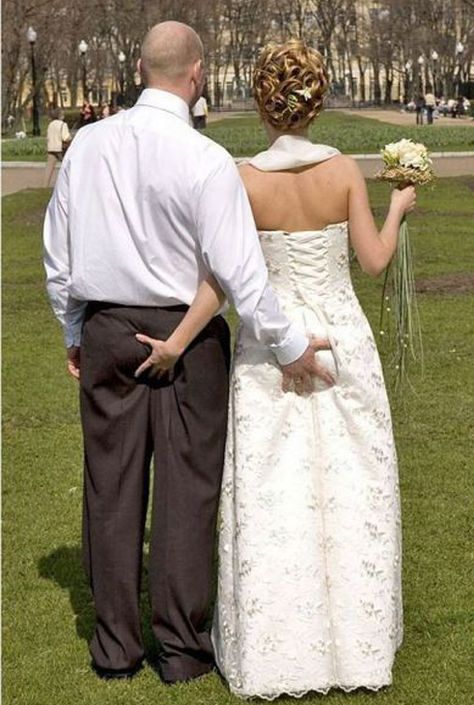 Funny Wedding Pictures, Wedding Fotos, Funny Wedding Photos, Wedding Picture Poses, Funny Wedding, Wedding Party Photos, Photo Couple, Wedding Shots, Wedding Humor